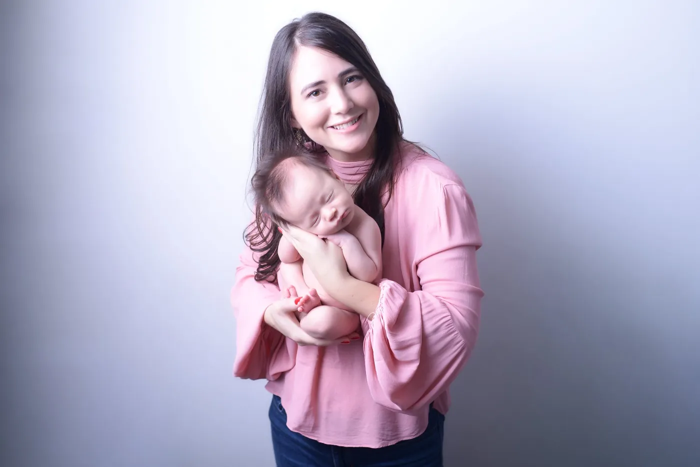 Dayane com bebê recém-nascido