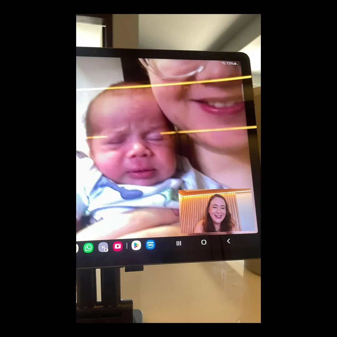 Mãe mostrando bebê durante consulta